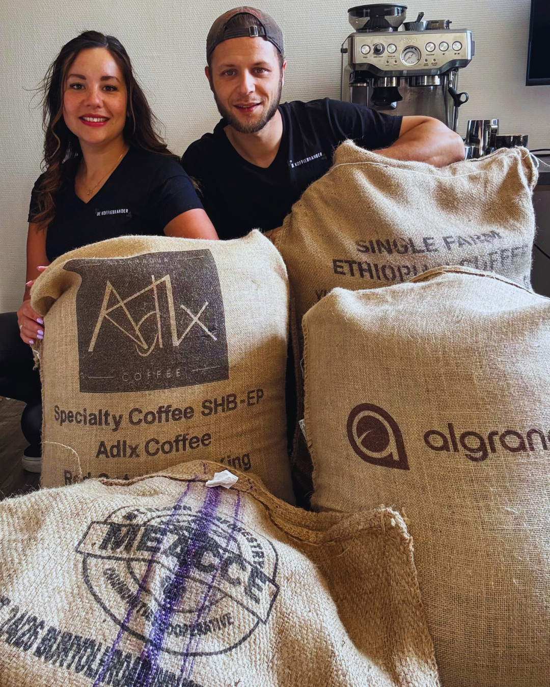 Rowèn en Melissa van De Koffiebrander met zakken groene specialty koffie van Adlx, Algrano en MEACCE