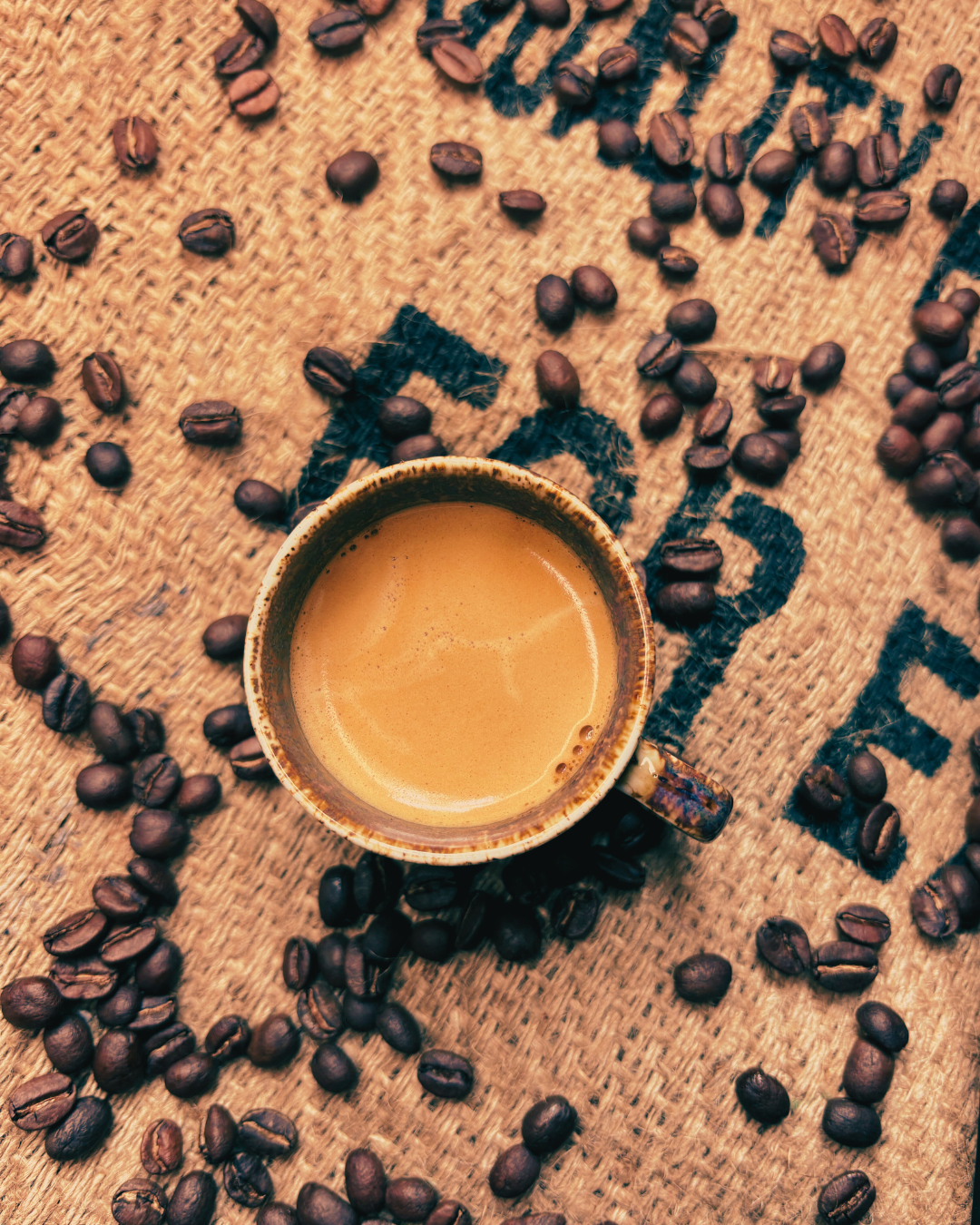 Verse koffie van Uganda Arabica bonen, omringd door gebrande koffiebonen